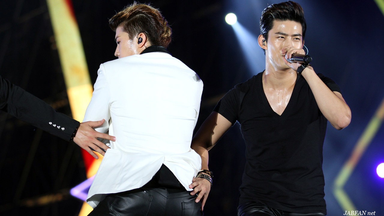 Động chạm vào vòng 3 là động tác khiến fan không thể quên trong ca khúc 10 out of 10 của 2PM.