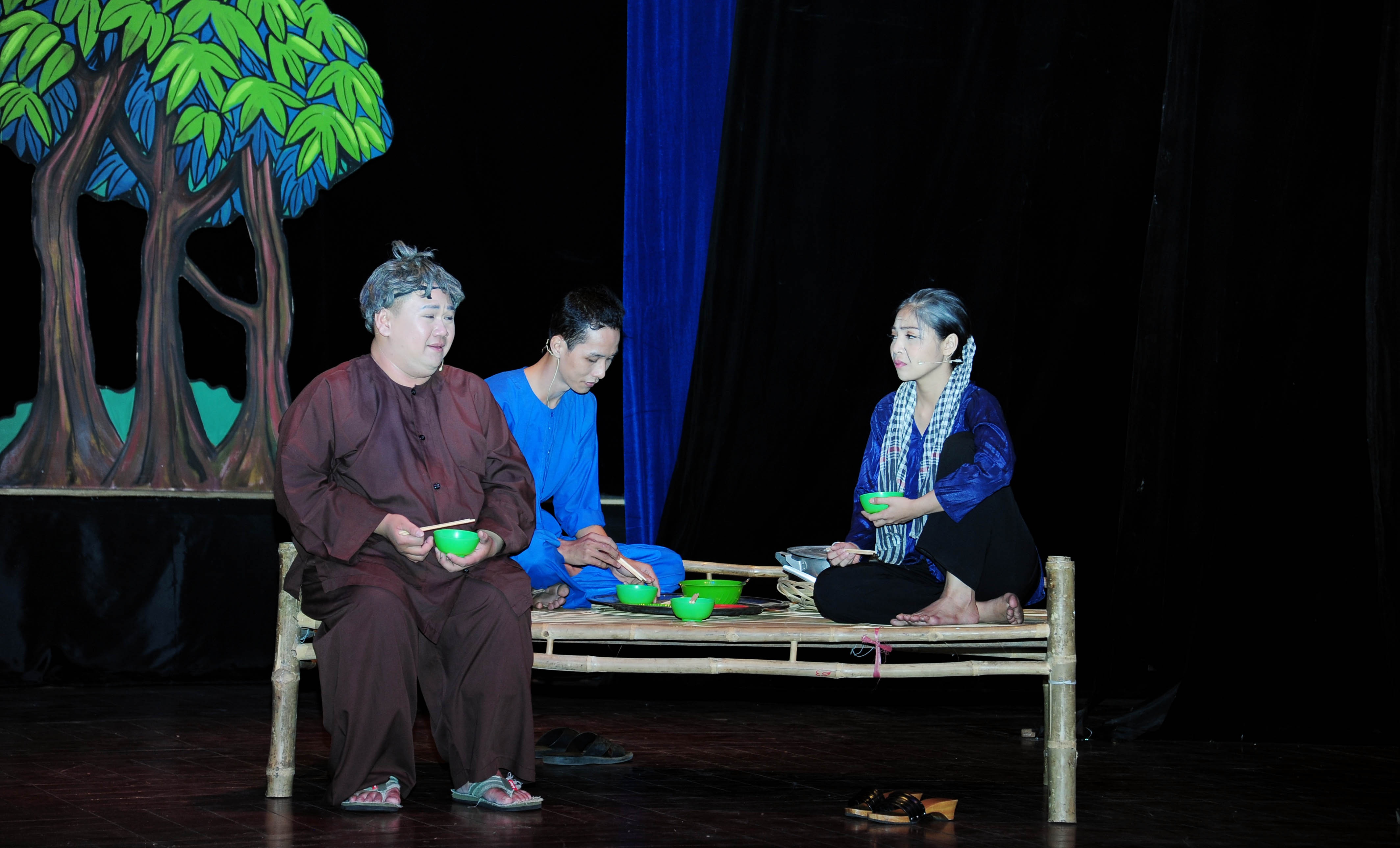 Sông chờ kể về cuộc đời đau khổ, đầy ngang trái của cô Tư Lành khi phải đối diện với những định kiến khắt khe của xã hội. 