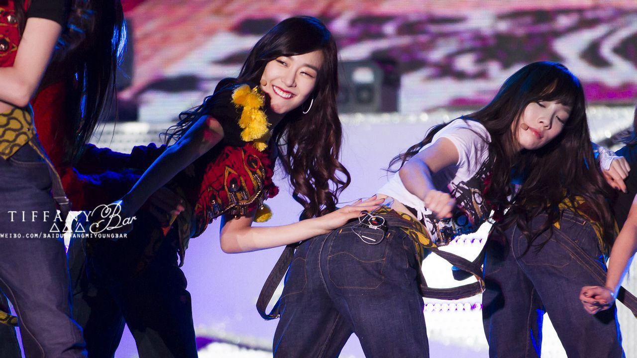 Kể cả khi đang biểu diễn trên sân khấu, các cô nàng cũng có thể xuyên tạc vũ đạo để đụng chạm bàn tọa của thành viên khác.