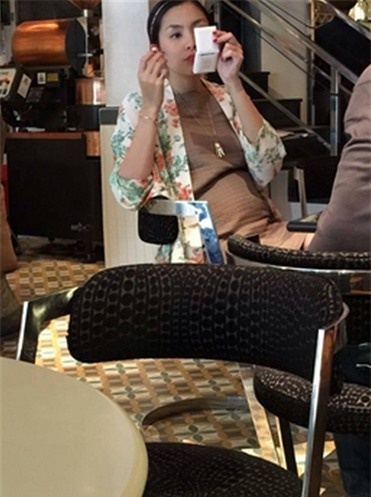 Tăng Thanh Hà để lộ chiếc bụng ngày càng to.