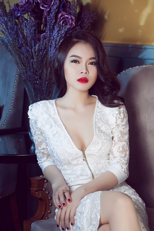 Trước khi trở thành Quán quân đầu tiên của Nhân tố bí ẩn phiên bản Việt, nữ ca sĩ Giang Hồng Ngọc đã phải trải qua một tuổi thơ khốn khó cùng gia đình. Theo tâm sự của cô, bởi gia đình đông con nên gặp rất nhiều khó khăn trong cuộc sống. Năm 12 tuổi, cha mẹ Giang Hồng Ngọc làm ăn thất bát, phải bán nhà để trang trải cuộc sống. Đến nay, cô từng phải chuyển nhà 18 lần. Cũng vì cuộc sống khó khăn mà tới năm lớp 8, quán quân Nhân tố bí ẩn đã phải nghỉ học giữa chừng để phụ bán cà phê cùng gia đình.  Tin tức nguồn: http://www.xaluan.com/modules.php?name=News&file=article&sid=1039494#ixzz3P3niEal9  doc tin tuc www.xaluan.com