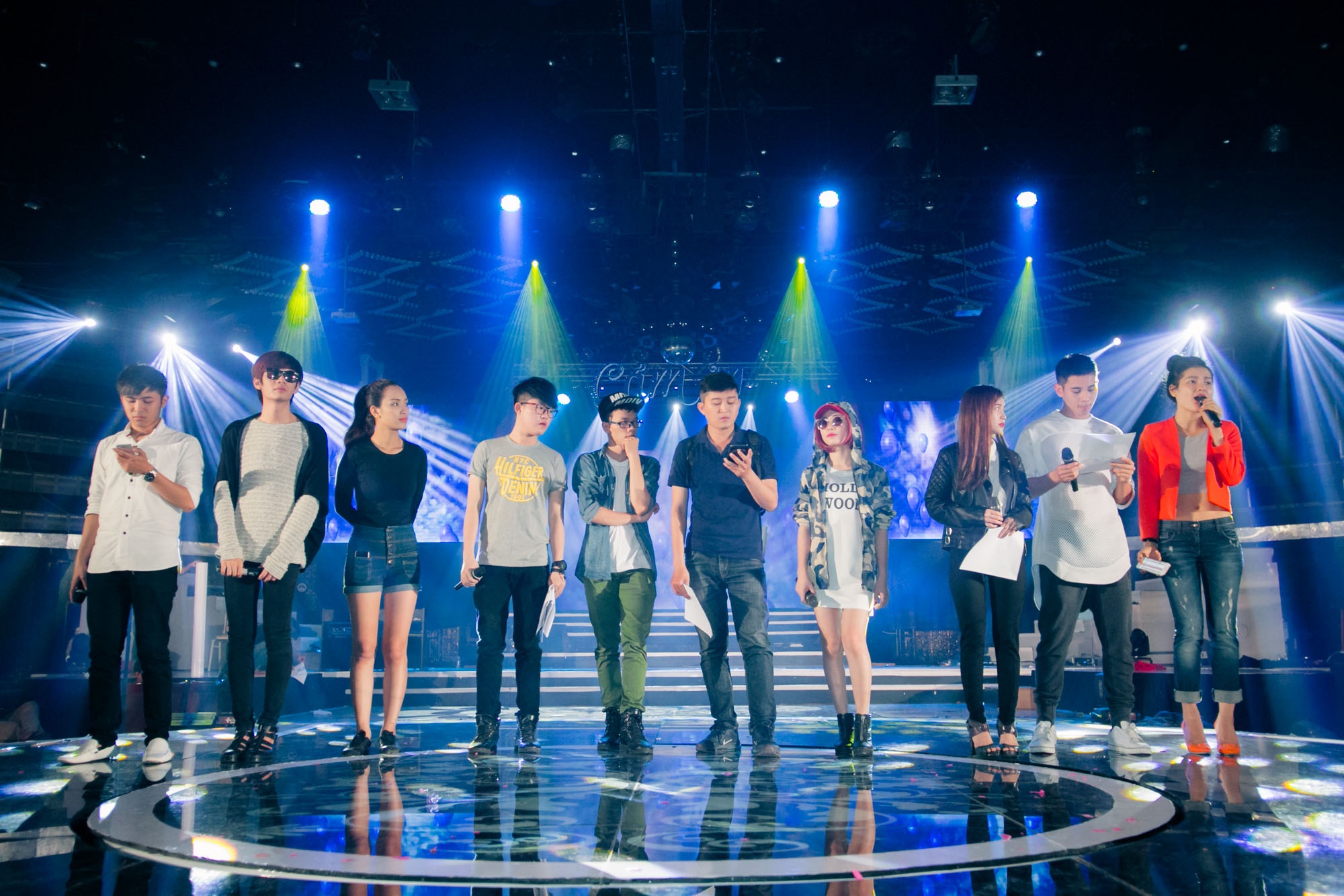 Liveshow mở màn năm mới của Tôi tỏa sáng có sự góp mặt của gần 40 ca sĩ nổi tiếng cùng Quán quân Thử thách cùng bước nhảy 2012 và 2014: Lâm Vinh Hải, Sơn Lâm và vũ công Phạm Lịch…