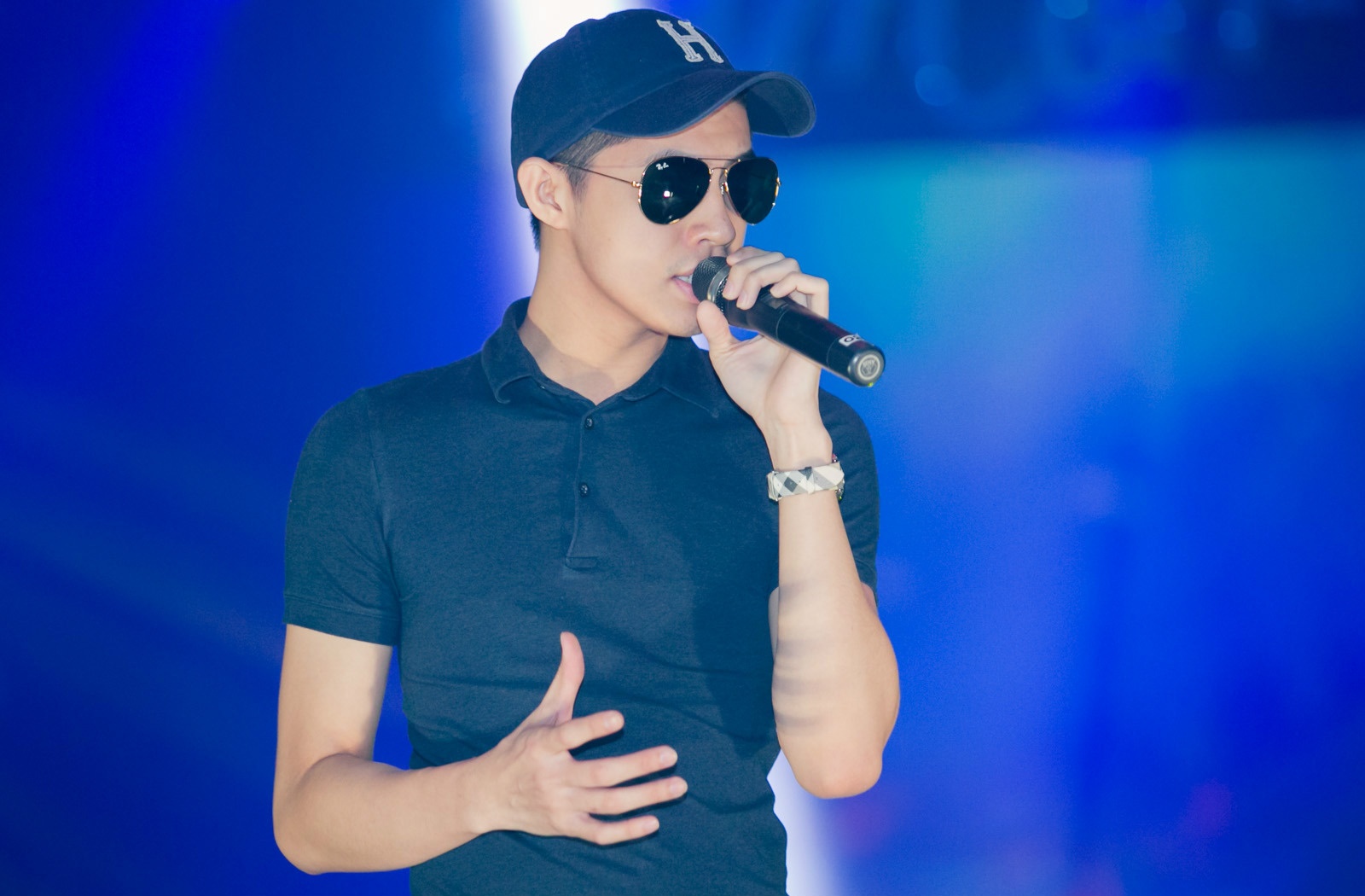 Noo Phuoc Thinh cuc ngau tren san tap hinh anh