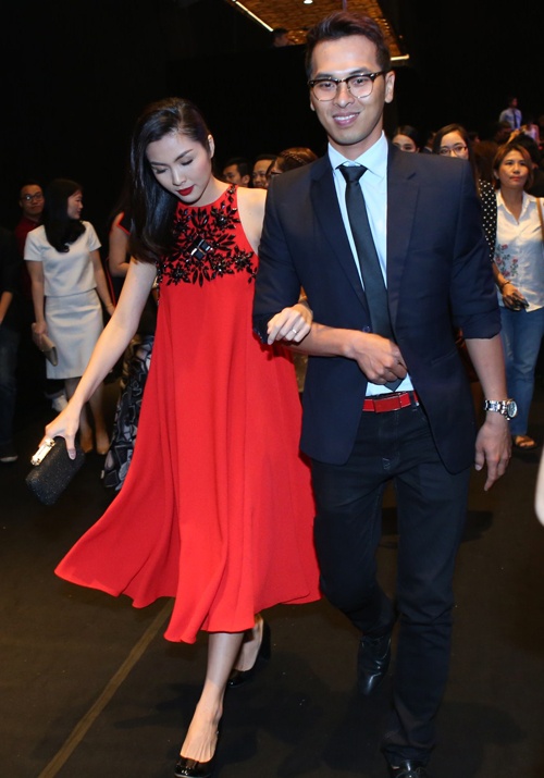 Trước đó người đẹp rất cẩn thận, e dè