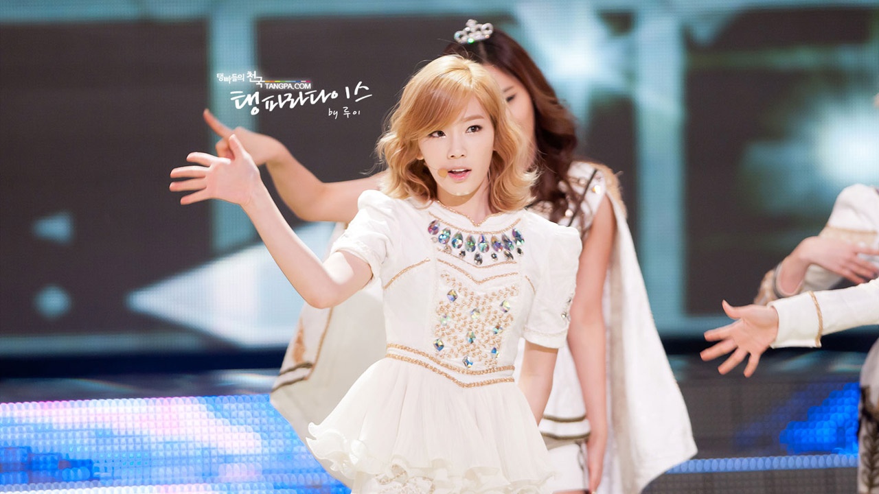 Taeyeon tham gia thi tuyển vào SM khi công ty này tổ chức một cuộc thi tuyển. Với giọng hát nội lực, đầy cảm xúc, Taeyeon đã ngay lập tức thuyết phục ban giám khảo và được lựa chọn trở thành thực tập sinh năm cô 14 tuổi.