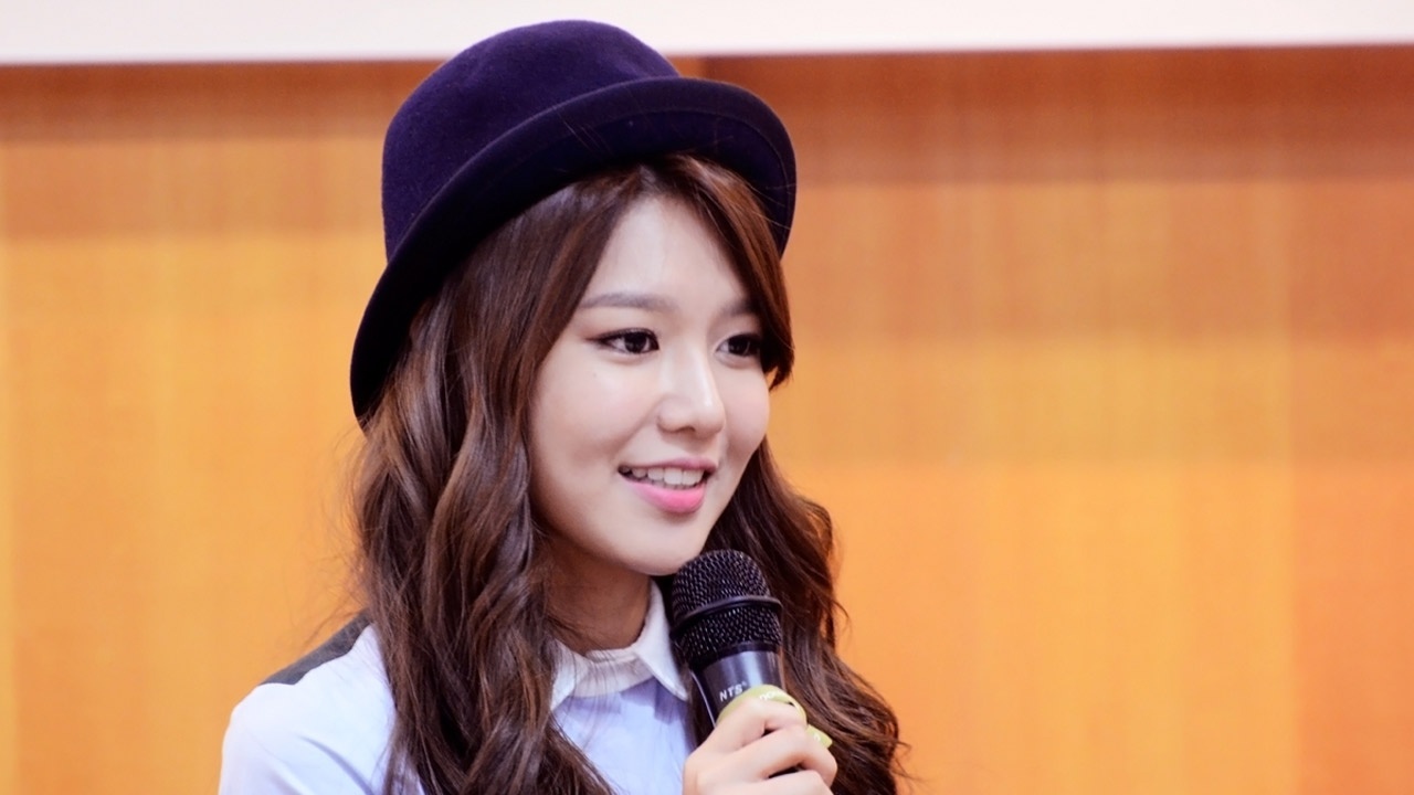 Trong 3 ngày liên tiếp, Sooyoung nhận được tấm thiệp từ những nhân viên khác nhau, mời cô tới thử giọng cho SM. Sooyoung kể lại, cô nhận được lời mời đầu tiên vào thứ 3, và đáng lẽ thứ 7 cô mới có lịch tới công ty, nhưng 3 hôm sau đó, cô liên tục nhận được những lời mời tương tự từ SM.