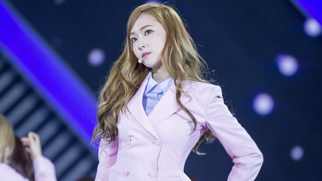 Tuy nhiên, gia đình cô không đồng ý vì Krystal còn quá nhỏ, thay vào đó, Jessica gia nhập SM để thay cho em gái.