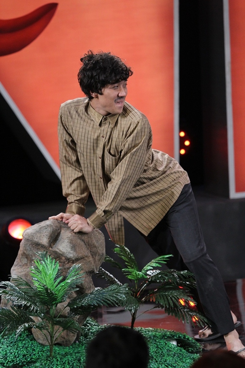 Tuy nhiên, cuộc hẹn của Trấn Thành, Việt Huơng gặp phải sự quấy rối của hai cô cậu bán hoa, bán nước giải khát dạo trong công viên. Cứ ngay lúc Trấn Thành nói lời yêu thương với Việt Hương thì lần lượt bị mời mọc mua những thứ không cần thiết. Sự phiền phức đến khó chịu này khiến nhiều lần Trấn Thành phải thốt lên với “cô gái” Anh Đức: “Ủa là con gái hả, cha mẹ sinh ra lệch múi giờ hay sao mà mặt kỳ quá vậy. Nói không phải khen chứ mặt gì mà xấu xúc phạm người nhìn vậy con gái? Đưa vô phẫu thuật thẩm mỹ là bác sĩ trả về vì chỉ có cách cắt đầu này đưa đầu mới vào thôi, không biết làm từ đâu luôn đó”.