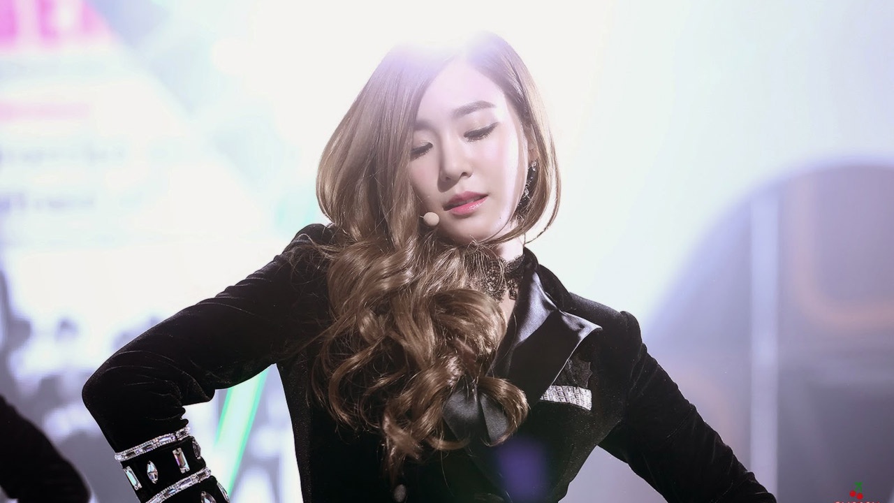 Năm 15 tuổi, Tiffany lúc đó còn tên là Stephanie đã tham gia thi 1 cuộc thi hát tổ chức tại Mỹ, tuy nhiên, cô không được thi do tuổi còn quá nhỏ. Sau đó, khi bước khỏi phòng vệ sinh và chuẩn bị về nhà, cô đã nhận được thiệp giới thiệu từ 1 người tự nhận là nhân viên công ty giải trí SM của Hàn Quốc. 