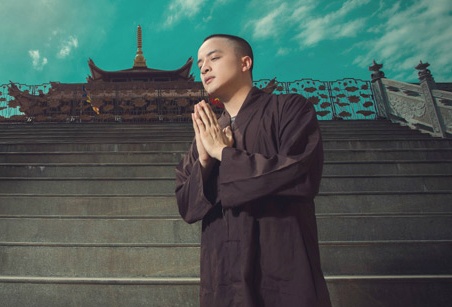Ca si Viet dot ngot 'xuong toc' trong MV moi hinh anh