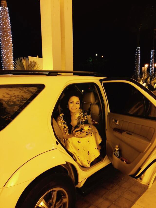 Cặp đôi rời khỏi trường quay trên chiếc xế hộp màu trắng quen thuộc. 