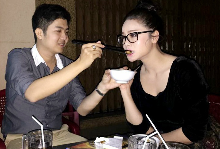 Nhat Kim Anh duoc chong dua di an khuya sau khi doat giai hinh anh