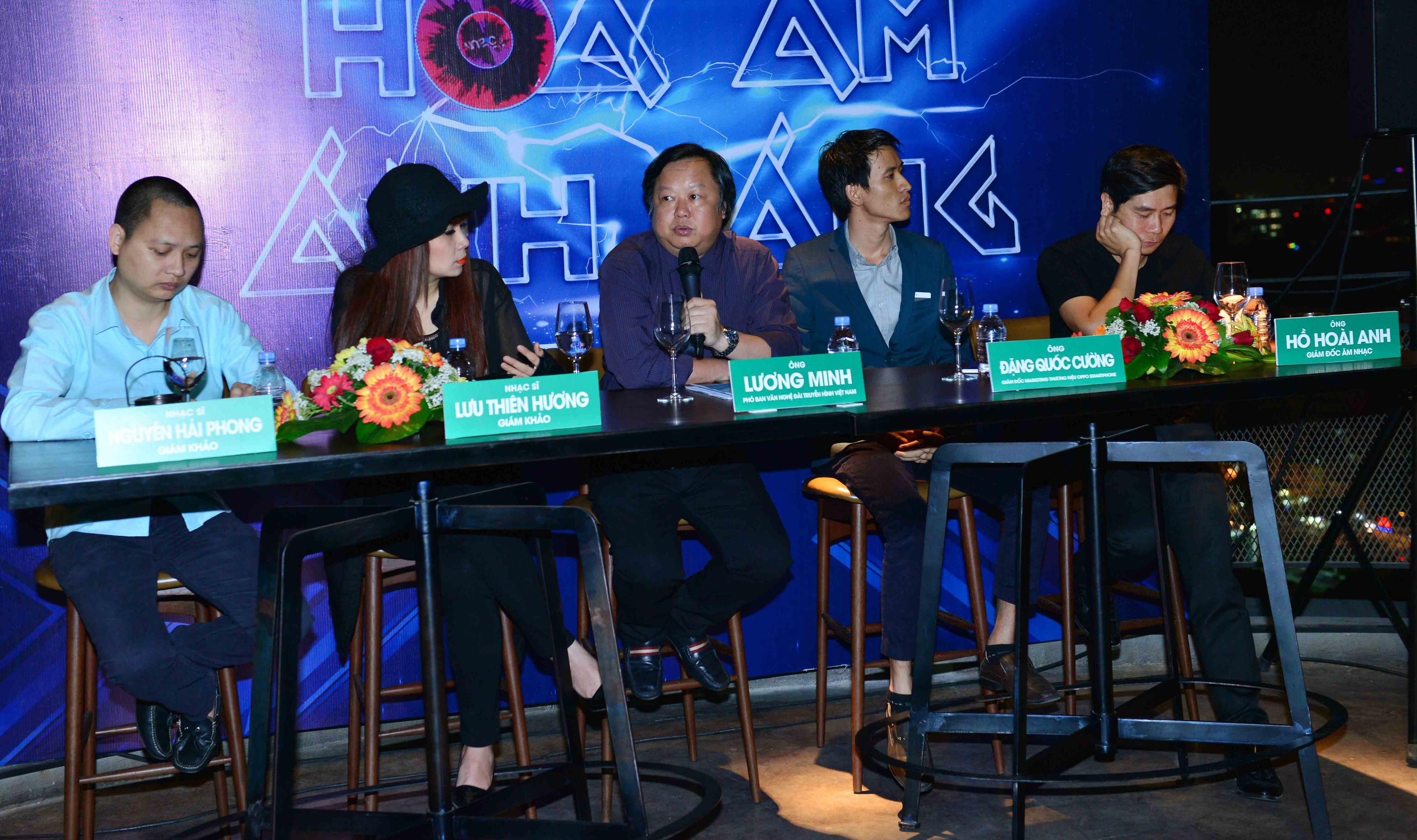 Tối 20/1, The Remix 2015 chính thức công bố chương trình với sự tranh tài của dàn sao trẻ nổi tiếng hiện nay. The Remix được mua bản quyền từ Global Agency và khi về đến Việt Nam chương trình có tên Hòa âm và ánh sáng. Đây là sân chơi của ca sĩ phối hợp với một nhà sản xuất âm nhạc và một DJ. Họ sẽ kết hợp với nhau thành một nhóm để cùng nhau thi đấu với nhóm khác qua mỗi đêm thi.