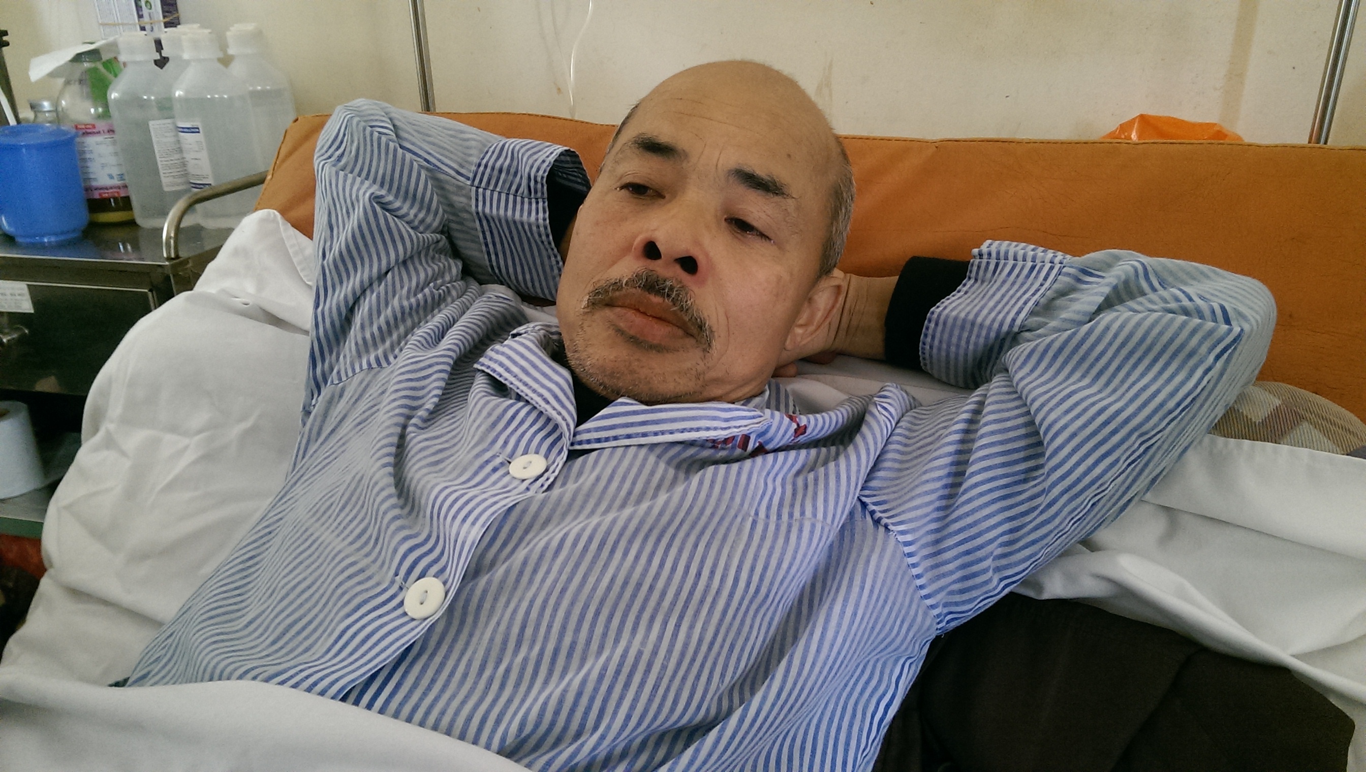 NS Han Van Tinh nhap vien vi ung thu phoi di can hinh anh