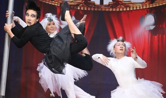 Viet Huong an hiep Tran Thanh trong Hai trong mot mai hinh anh