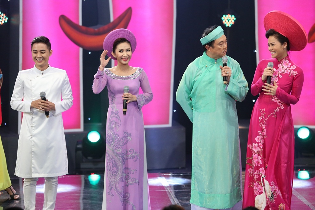 Nhật Kim Anh còn cùng Chí Tài, Thanh Duy Idol và Ngọc Liên thể hiện liên khúc Quê hương ba miền để dành tặng người hâm mộ.