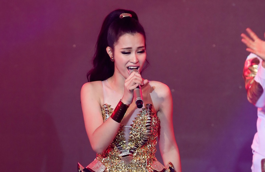 Dong Nhi ban linh voi Bad Boy du gap su co am thanh hinh anh