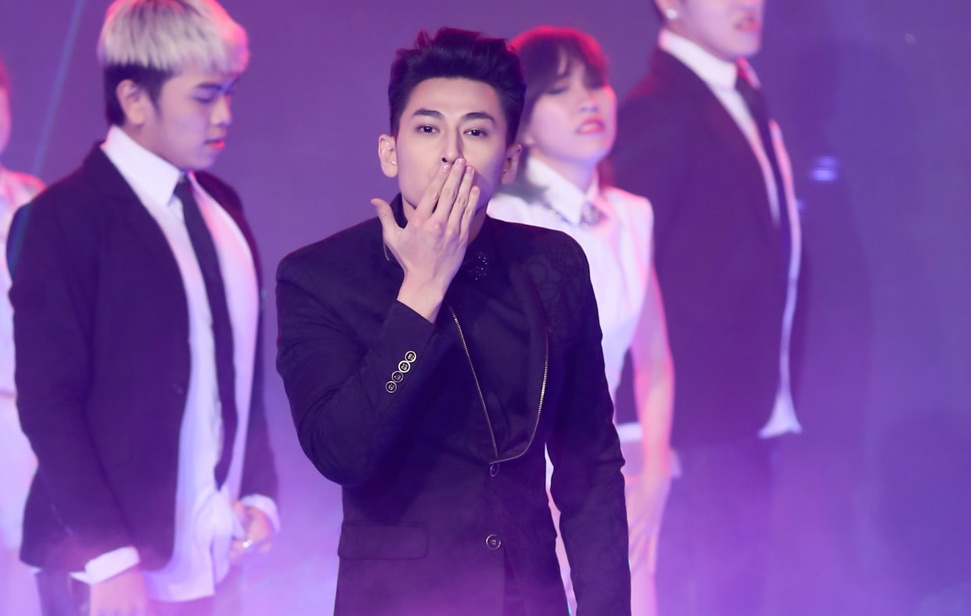 Isaac khien Ha Ho choang ngop vi nu hon gio hinh anh