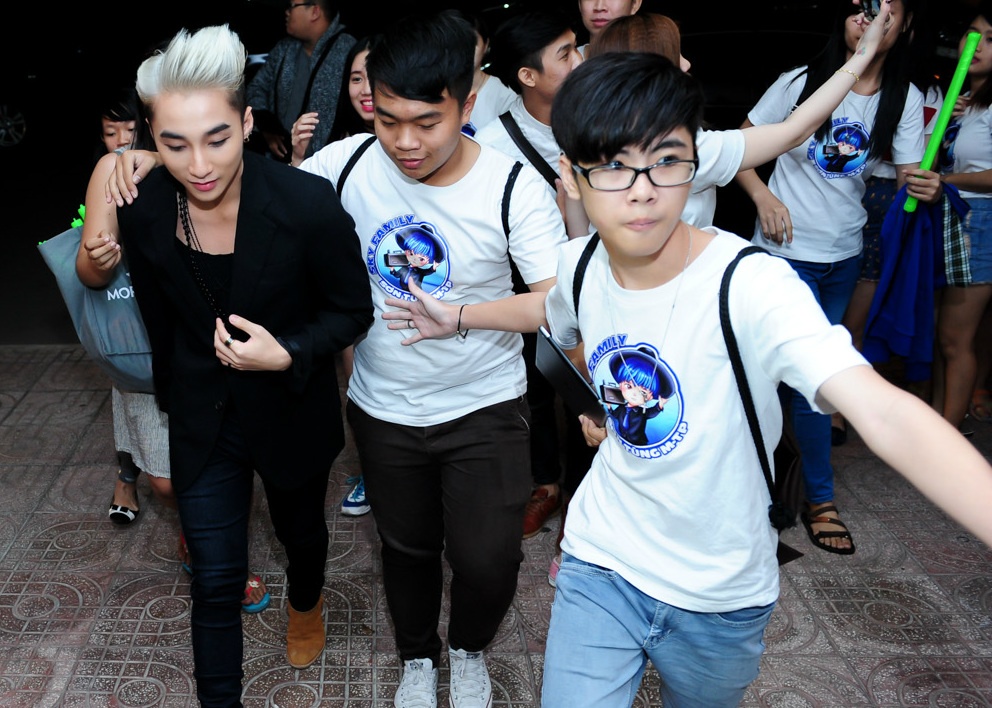 Son Tung M-TP bi fan bam duoi vao tan canh ga hinh anh