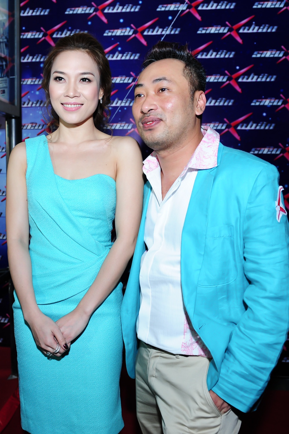 Đạo diễn Dũng “khùng” đích thân ra đón Mỹ Tâm từ ngoài cổng vì việc cô tham dự buổi công chiếu vì mối thân tình làm anh cảm thấy vinh hạnh.