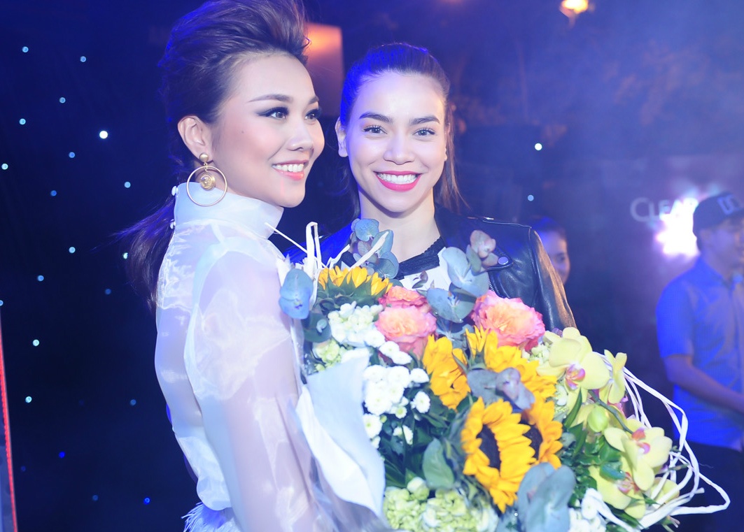 Ha Ho mang hoa tang Thanh Hang hinh anh