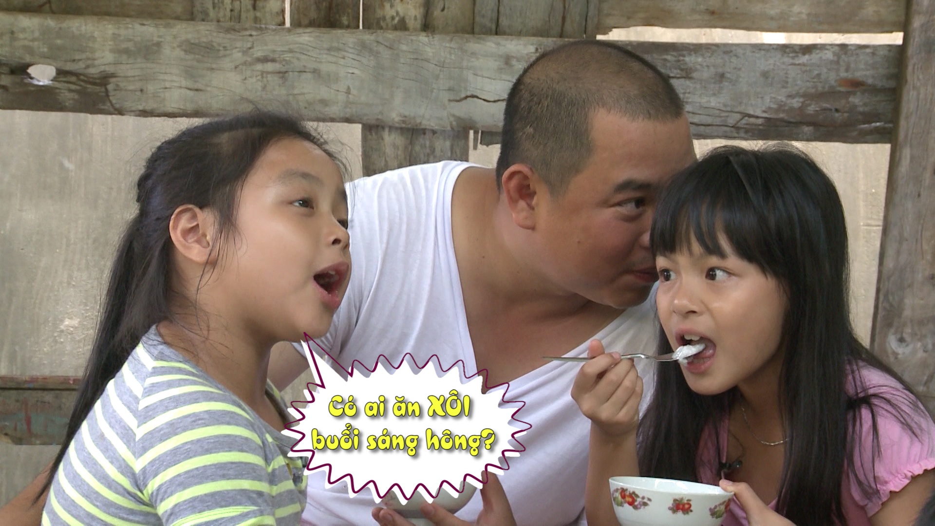 Trong tập 14 của Bố ơi, mình đi đâu thế? vừa phát sóng 31/1 trên VTV3, các bé được dịp cãi nhau kịch liệt với nhiệm vụ mới. Trong khi các bố được “đi ngủ” thì các con phải “đi chợ và nấu bữa trưa cho bố”. Các bố hồ hởi bao nhiêu thì các con “âu sầu” bấy nhiêu.