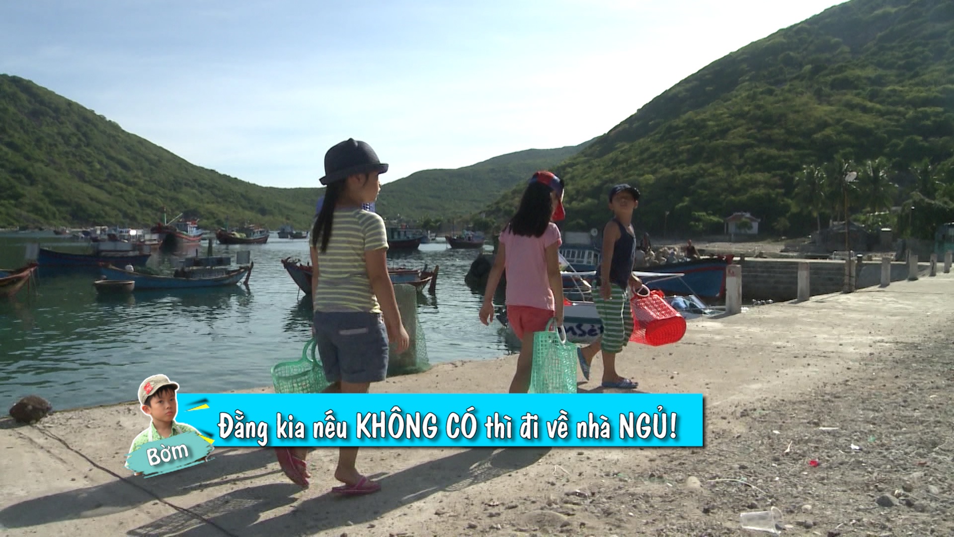 Phi đội chuyên đi chợ chuyên nghiệp tranh cãi chí chóe vì món này không ăn được, món kia không biết nấu, và không biết đơn vị tính (mua hẳn một ký hành và giá), cuối cùng vẫn đem về rất nhiều thực phẩm: trứng, tôm, cá, rau, hành…