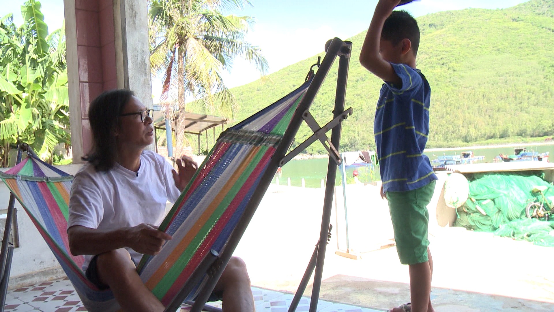 Trong khi 3 chị em Bo, Suti, Tê Giác vất vả với đống thực phẩm thì Bờm trốn về nhà với bố. Bố Lực đã phải dọa dẫm “về Hà Nội, nhịn đói” nếu Bờm không qua giúp các anh chị. Sau khi đấu tranh nội tâm, Bờm đuối lý với bố Lực và chạy sang nhà Bo để cùng tham gia.