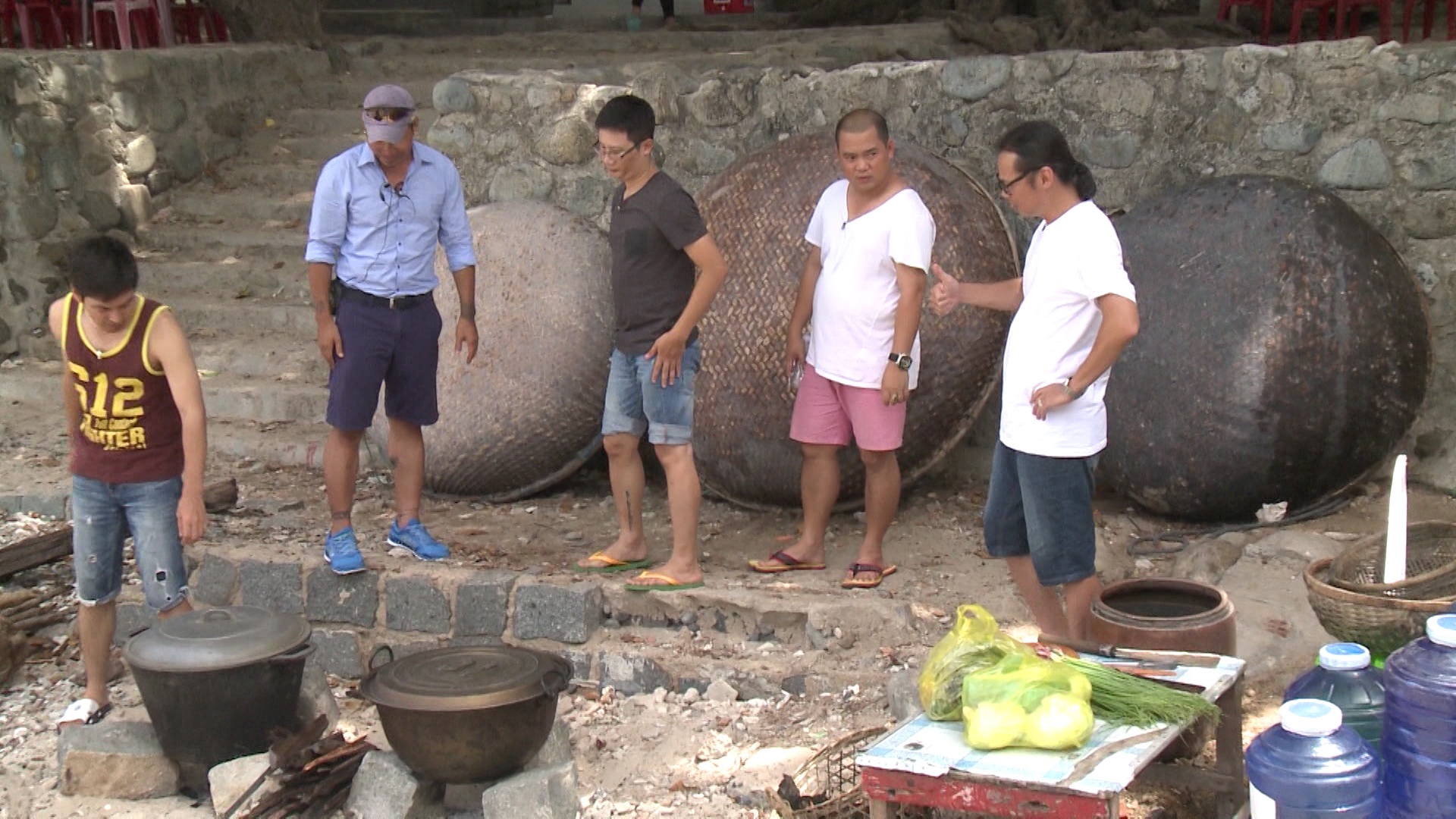 2h trưa, các bố tụ tập ở đầu làng để bắt đầu nhiệm vụ với sự trợ giúp là 2 con gà, rau, bắp cải và dụng cụ nấu nướng. Tuy nhiên, cái khó là gà còn sống, các bố lại phải đùn đẩy nhau việc làm gà, ai sẽ là người cắt cổ gà.