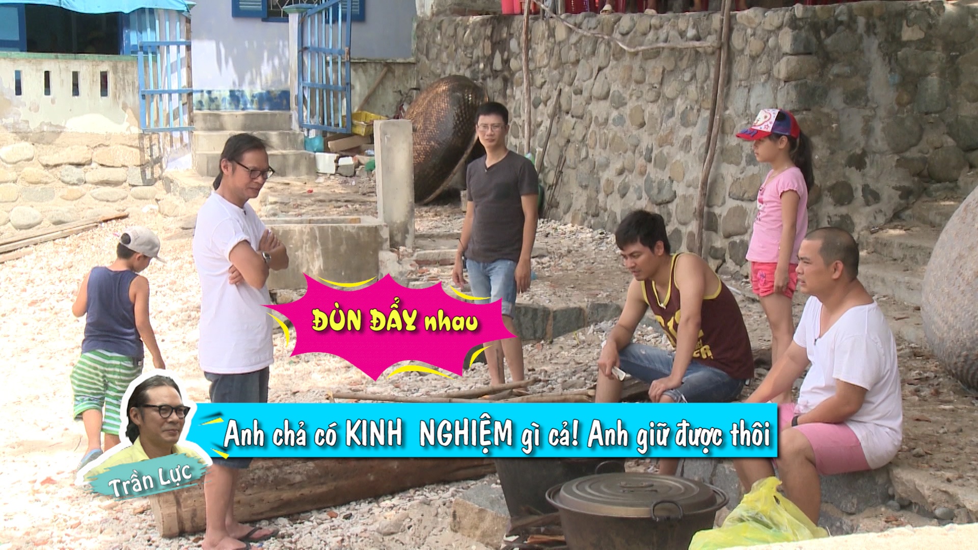 Trong khi các bố khác cho rằng Trần Lực là người có kinh nghiệm nhất, các bố khác toàn viết nhạc, hát hò nên thư sinh, trói gà không chặt, thì vị đạo diễn này chối từ vì chỉ biết “giữ gà chứ không biết cắt cổ gà” khiến ca sĩ Hoàng Bách phải thốt lên “bác toàn biết làm những gì ai cũng làm được”.