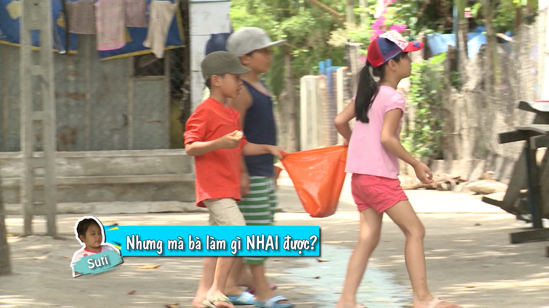 Các bố vẫn vật lộn với nồi cháo, trong khi đó, các bé đi tặng kẹo và mời dân làng chiều nay đến ăn cháo.