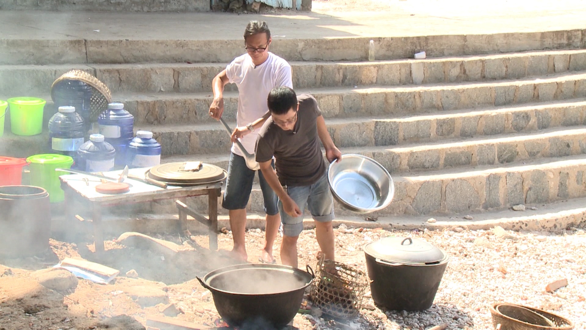 Anh và Minh Khang đi vào chợ để mua thêm gà vịt trong khi Trần Lực và Hoàng Bách ở lại đun nước, chặt củi.