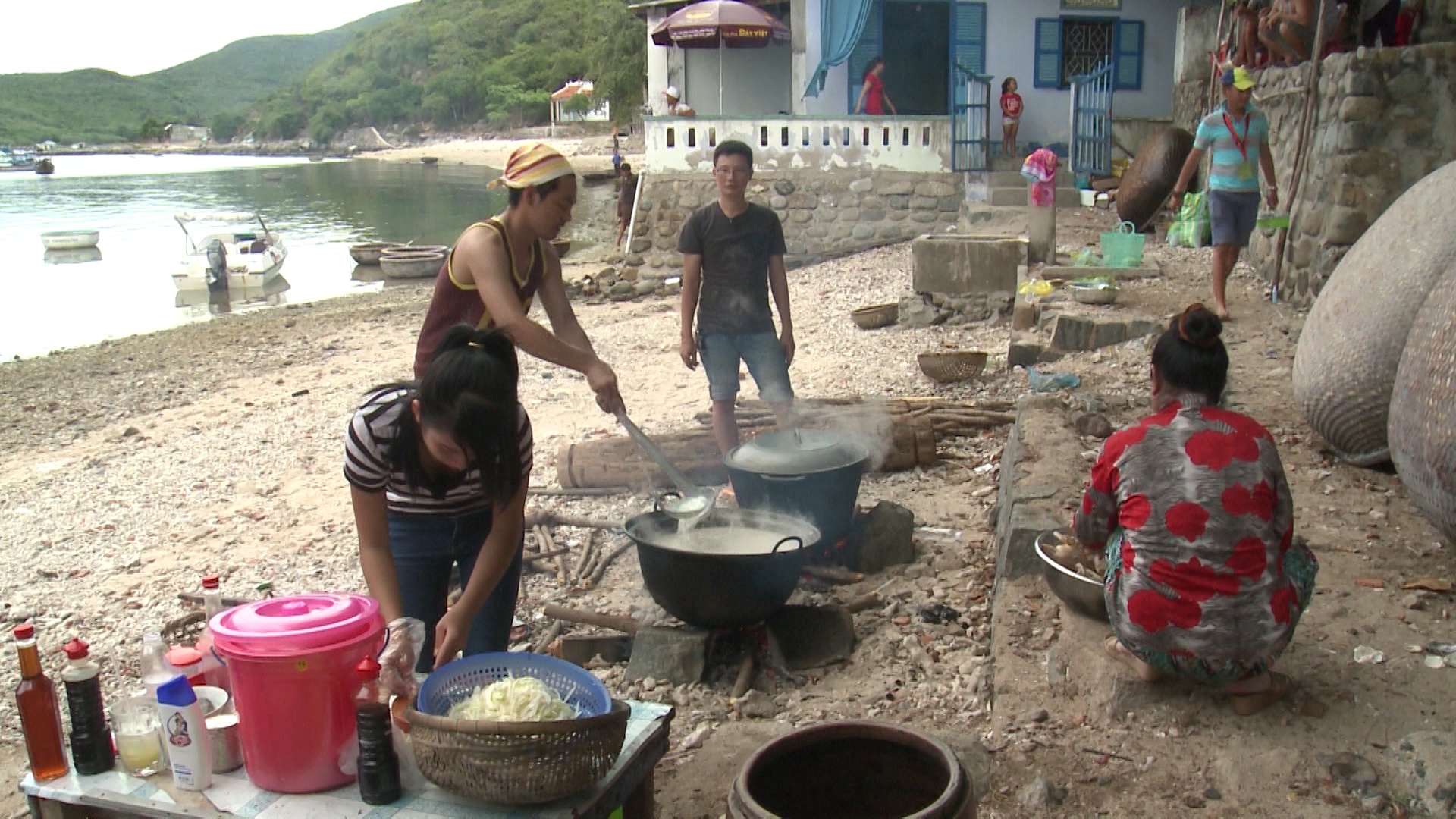 Về phía các bố, được sự giúp đỡ của người dân, nồi cháo to cũng dần được hoàn thành