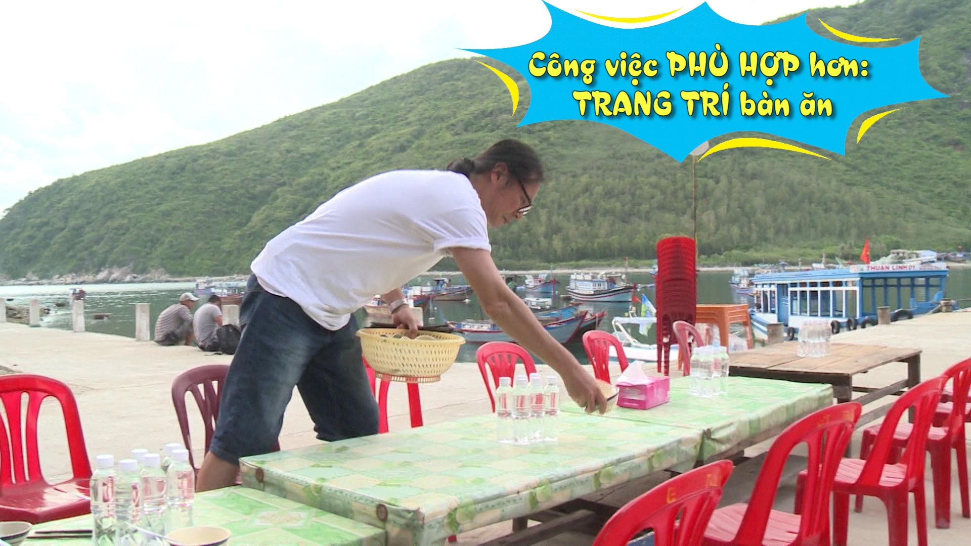 Đạo diễn Trần Lực nhận nhiệm vụ đúng sức hơn là trang trí bàn ăn và gặp trưởng làng để nhờ báo tin cho dân làng biết và nhờ dân làng khi đến ăn cháo thì đem theo chén bát vì 4 nhà không có đủ.