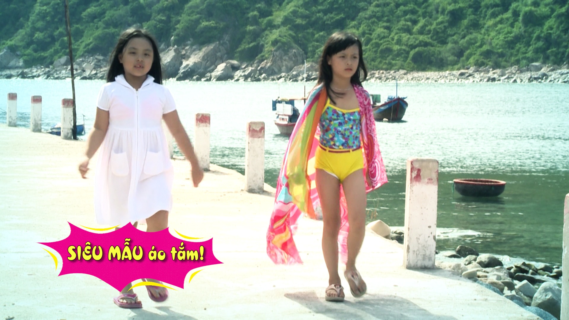 Các bé được đi tắm biển trong lúc chờ các bố.