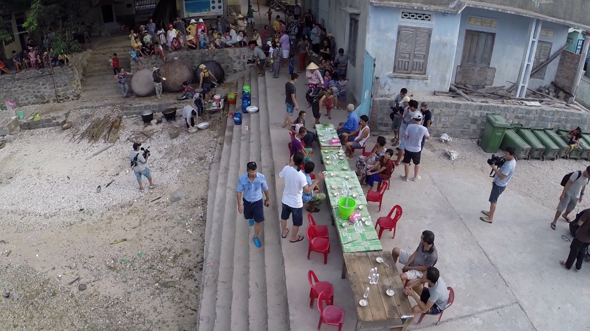 cám ơn của ê kíp chương trình đến với sự giúp đỡ, hỗ trợ của người dân làng chài Bích Đầm trong những ngày qua.