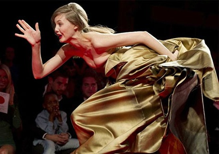 Doi long nuoi ong, nguoi mau hau dau bi nga bong gan hinh anh