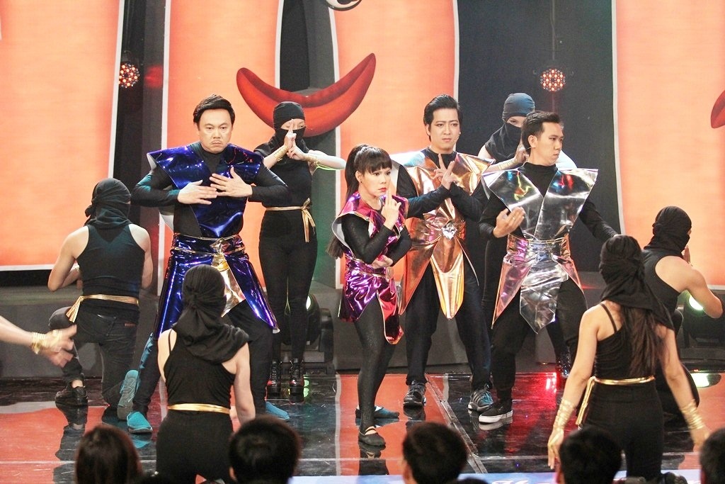 Phần mở màn, Chí Tài, Trường Giang, Việt Hương, Anh Đức gây bất ngờ khi thể hiện ca khúc   Chờ người nơi ấy gắn liền tên tuổi của Uyên Linh. Sự kết hợp  trong tiết mục này thu hút khán giả bởi tạo hình của bộ tứ danh hài tuy xưa cũ nhưng vẫn vô cùng lạ mắt. 