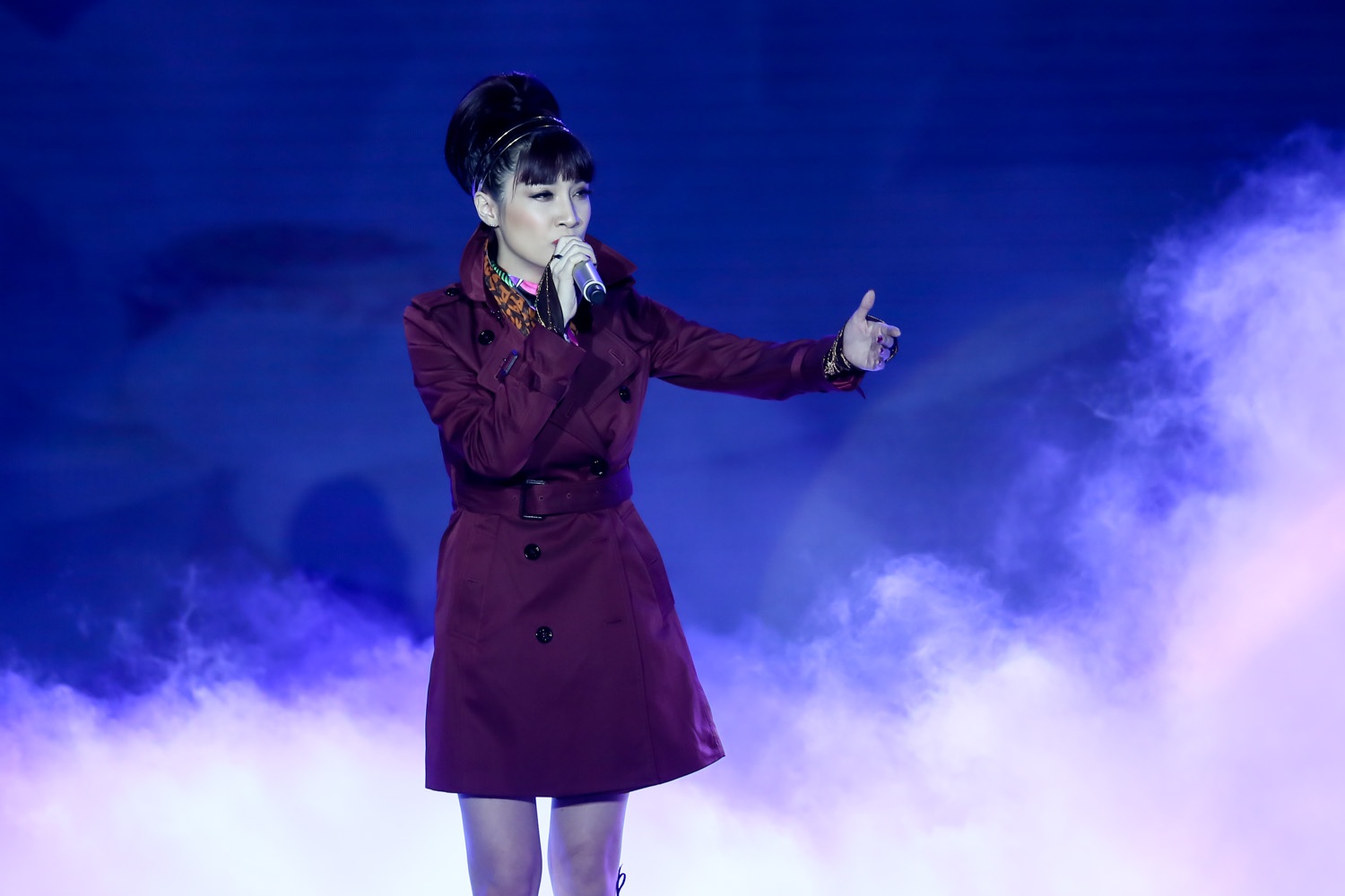 Pha Lê cùng các thành viên trong nhóm thể hiện liên khúc 4 bài hát Bonjour Việt Nam, Dòng máu lạc hồng, Hòn vọng phu và Bốn chữ lắm. Trong màn trình diễn này, Pha Lê trổ tài hát tiếng Pháp rất ấn tượng bởi đây là thế mạnh của cô.