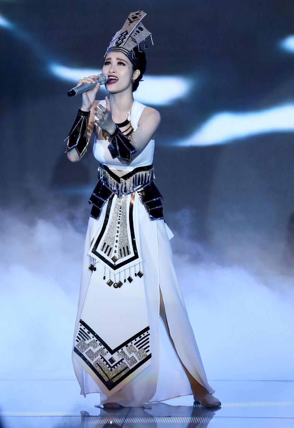 Team ca sĩ Đông Nhi lựa chọn ca khúc Đất nước lời ru và hòa âm mới lạ theo thể loại trance kết hợp với các nhạc cụ truyền thống như sao, trống thùng… Đây được xem là lựa chọn táo bạo của giọng ca Bad Boy bởi ca khúc đòi hỏi nội lực của người thể hiện nhưng cô đã mang đến bất ngờ cho khán giả.