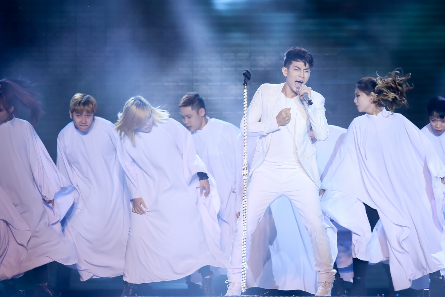 Liveshow 2 của The Remix vừa được truyền hình trực tiếp trên VTV3 tối 1/2 với chủ đề Non sông gấm vóc. Sau khi gây “bão” trong đêm mở màn, Isaac được mong đợi hơn bao giờ hết. Trưởng nhóm nhạc điển trai không để người hâm mộ phải thất vọng, anh tự tin trình diễn ca khúc Earth Song.