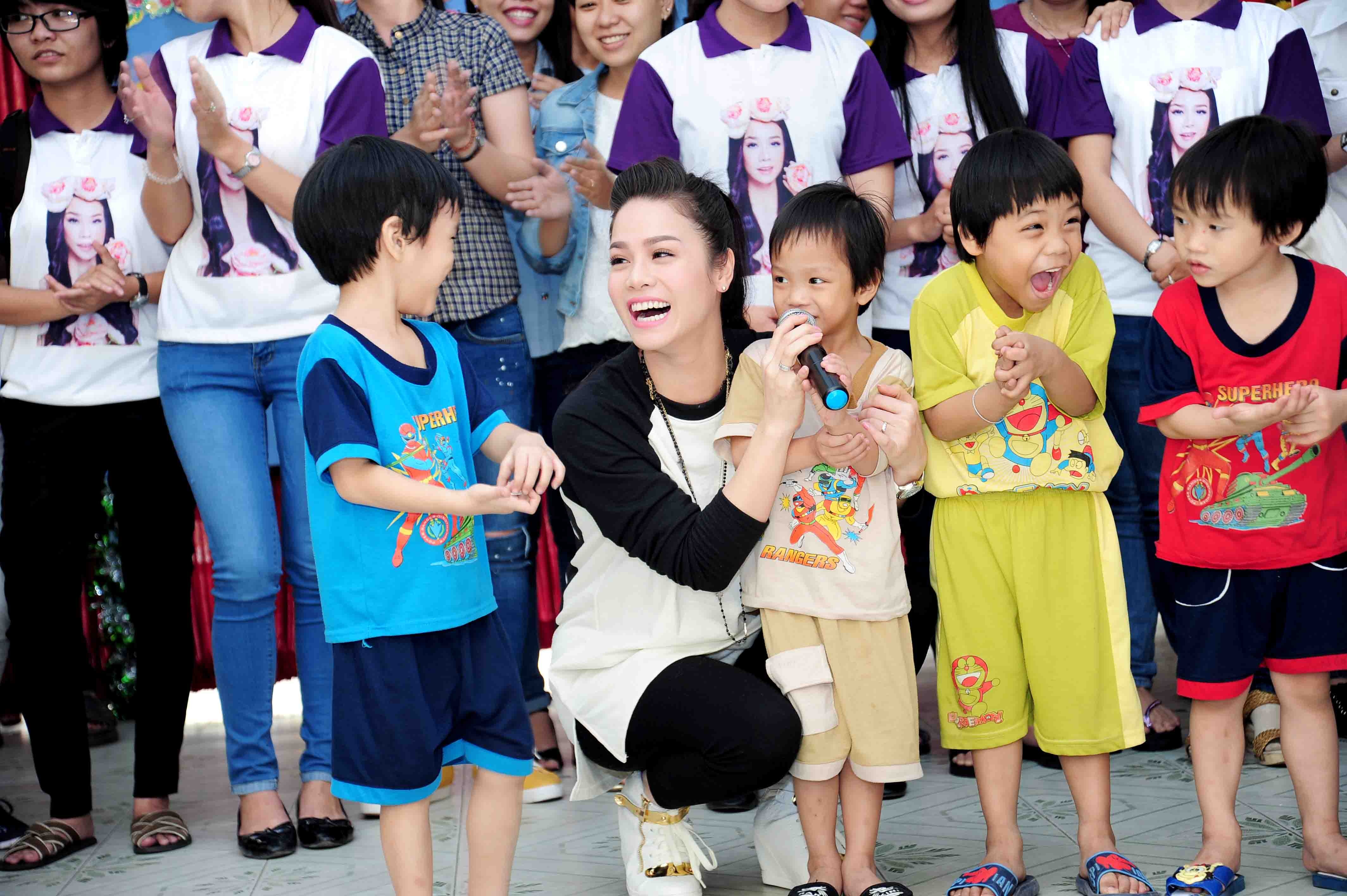 Đây là số tiền cô trích ra từ tiền thưởng cuộc thi Sao Việt Toàn Năng. 