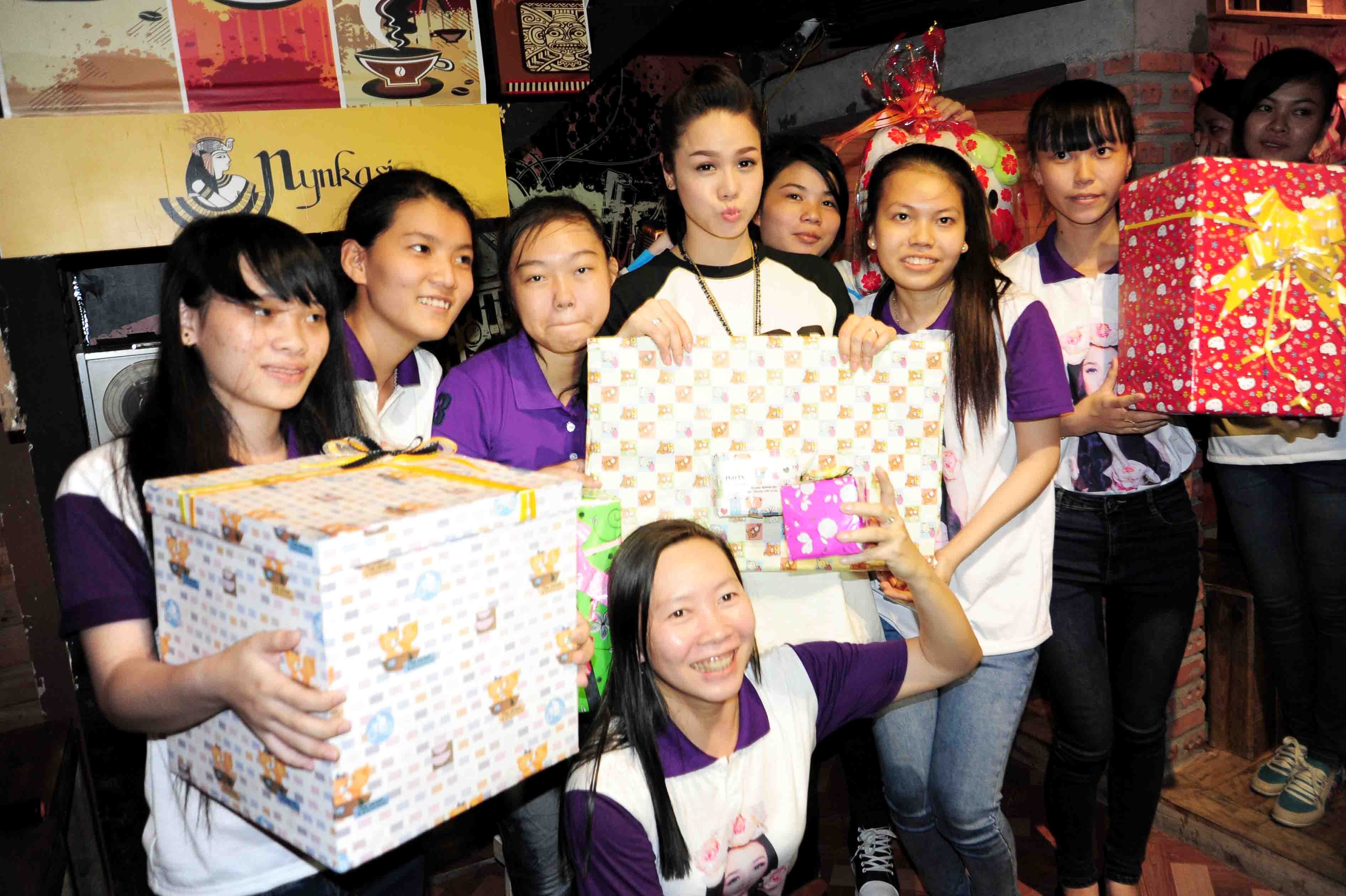 Buổi họp fan cô tặng quà và bao lì xì cho tất cả các fan tham dự. 