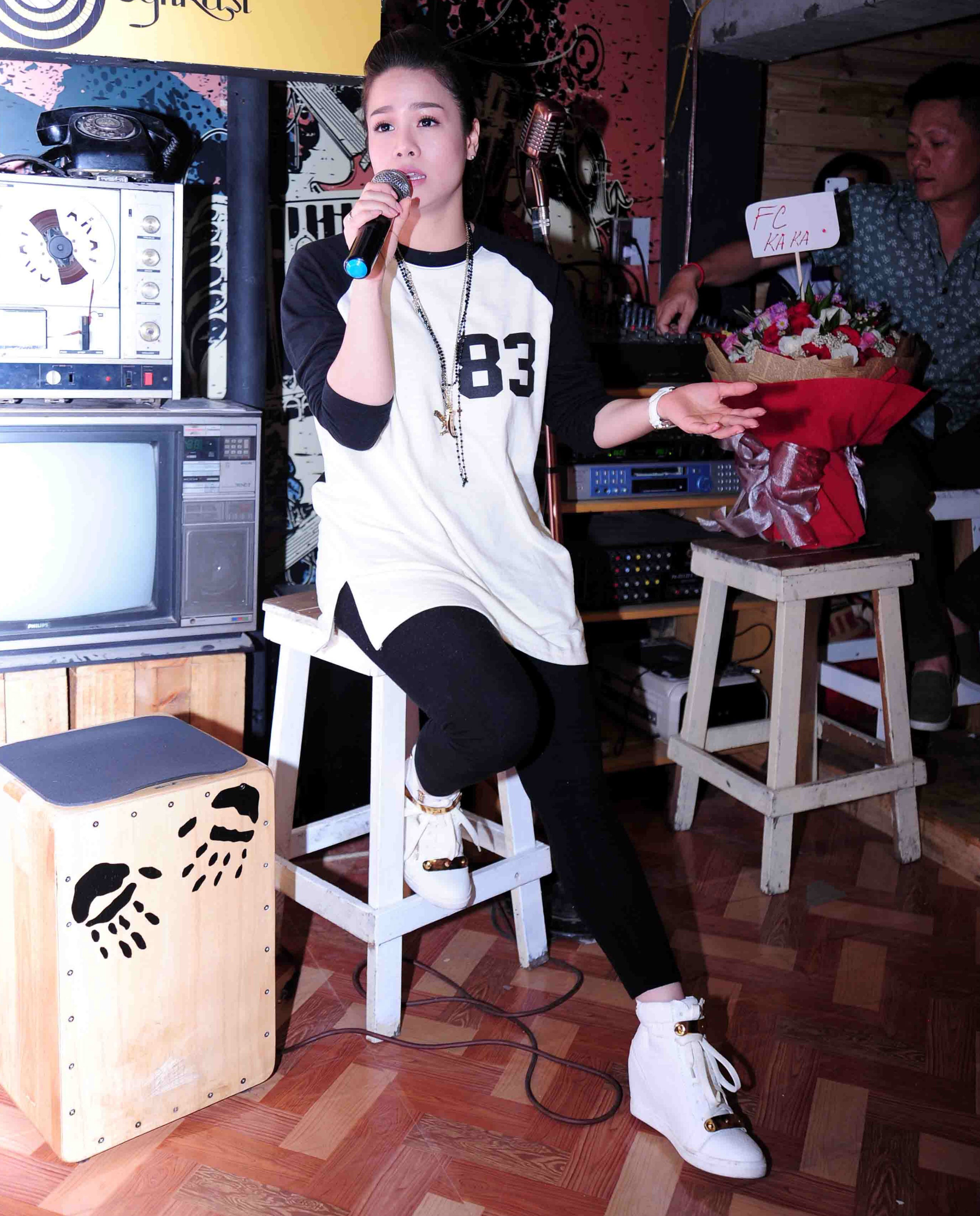 Nhật Kim Anh chia sẻ bản thân cô hoàn toàn bất ngờ và xúc động khi có rất đông các fan ủng hộ. Cô hy vọng tình cảm yêu thương của khán giả dành cho mình mãi nồng nhiệt cho đến khi cô giã từ sự nghiệp ca hát