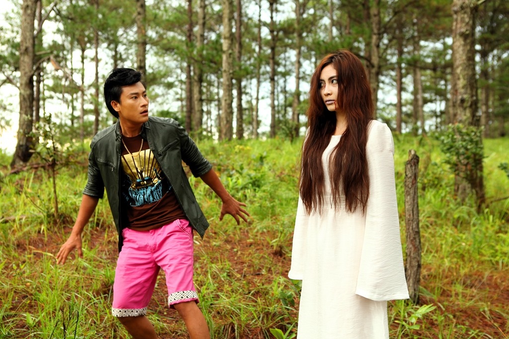 Trong đó có một rừng gái đẹp như Nga (Đặng Thu Thảo), Duyên (Phan Thị Mơ), Quỳnh (Tuyết Trinh) với cái chết tức tưởi với lời nguyền trăm năm của Diễm (Mỹ Hạnh) luôn đeo bám, đuổi theo những người thân và nhà ngoại cảm Ba Mập.