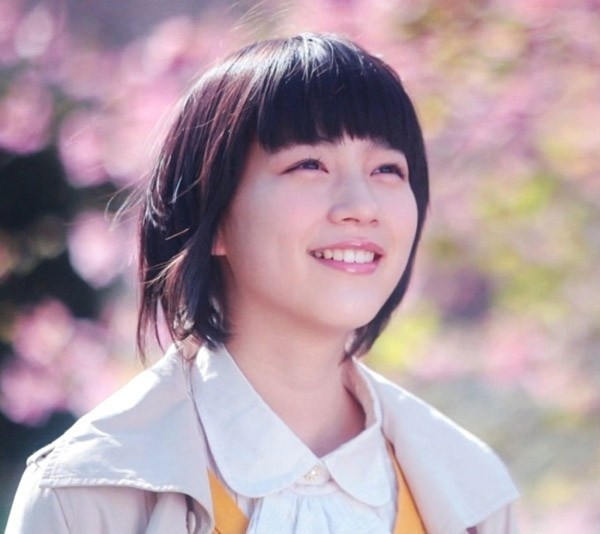 Vẻ đẹp trong sáng của Rena đã giúp cô vượt qua 1953 đối thủ và giành vai Aki.