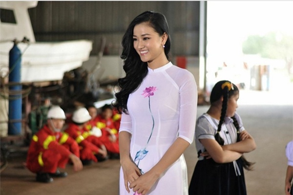 Ca sĩ, diễn viên Maya góp mặt trong Cô dâu đại chiến 2 với vai cô giáo Thu Huyền. Xinh đẹp, sexy nhưng cô giáo Huyền vẫn đang trong tình trạng ế ẩm.