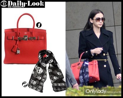 Trong một lần khác, Angelababy khoác túi màu đỏ cũng của Hermes có giá 700 triệu đồng, kết hợp với khăn của Alexander Mc Queen.