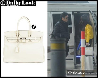 Trong một lần sánh vai cùng Huỳnh Hiểu Minh tại Thượng Hải, Angelababy xách theo chiếc túi trắng Hermes rất thanh lịch, với mức giá 330 triệu đồng.