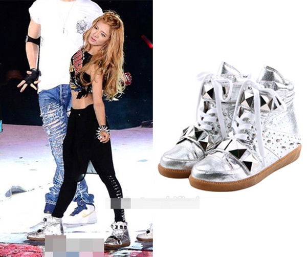 Đôi giày sneaker bạc của Hyo Yeon biểu diễn trên sân khấu có giá 261 đô la (tương đương 5,5 triệu đồng).